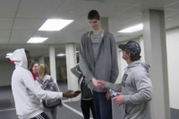 El rumano de 2,35 metros que sueña con llegar a la NBA