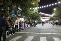 A pesar de la llovizna, miles de personas esperan que comience el Carrusel