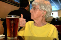 Tiene 102 años y asegura que el secreto de la vida eterna es tomar cerveza
