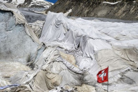 Cubren un glaciar con una enorme sábana para evitar que se derrita