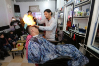 El peluquero que utiliza fuego para peinar a sus clientes