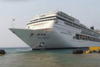 Un enorme crucero se estrelló contra un puerto en el Caribe