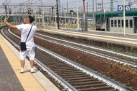 Un joven se sacó una foto polémica con una mujer atropellada por un tren