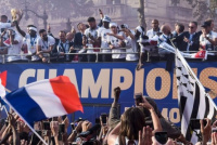 El campeón del mundo fue recibido por una multitud en Paris