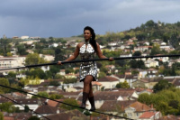 Una equilibrista cruzó el cielo de París sin red