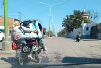 Increíble: viajan en moto con un bebé en su cochecito
