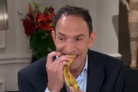 ¡De locos!: un invitado de Mirtha Legrand se frotó los dientes con una cáscara de banana