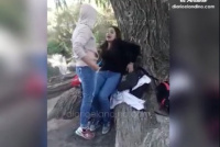 Video: un grupo de adolescentes acorraló y le pegó a una compañera