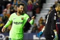 ¡Qué Levante, Pulga! Messi marcó un triplete en la goleada del Barcelona