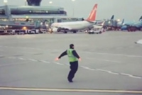 Se puso a bailar en plena pista de aterrizaje, la rompió y se hizo viral