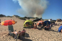 Incendio forestal en Villa Gesell: temen que el fuego avance hacia la ciudad