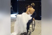 En su casamiento, un novio paralítico sorprendió a su novia y bailó el vals