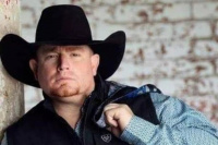 Murió un famoso cantante de country tras dispararse por error en un video
