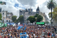 Una multitud recuerda en Plaza de Mayo un nuevo aniversario del golpe