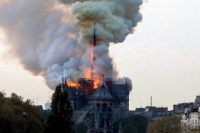 Se incendia la histórica catedral de Notre Dame y se cayó su famosa aguja