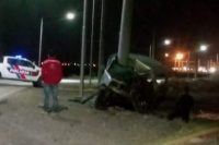 Fatal accidente en Chimbas: dos personas murieron tras chocar con un poste de luz