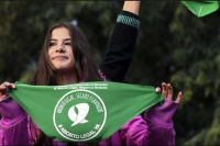 Un colegio amonestó a nueve alumnas por usar el pañuelo verde