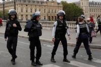 Tragedia en Paris: al menos 5 policías muertos por el ataque de un hombre con un arma blanca