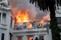 Protestas en Chile: incendios, saqueos y el ataque a la Embajada argentina en Santiago