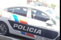 Escrachan a un policía sanjuanino que dormía en un patrullero