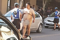 Un rugbier sanjuanino se paseó desnudo por La Rioja, provocó destrozos y fue detenido