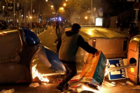 La policía se enfrenta a manifestantes que generan destrozos frente al estadio del Barcelona 