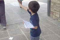 Un nene repartió folletos para que no tiren petardos 