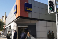 Asaltantes perpetraron millonario robo en sucursal del banco Itaú en Santiago