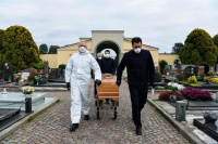 El coronavirus no da tregua en Italia: 662 muertos en un día y supera 8000 víctimas fatales