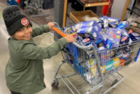 Un niño usó sus ahorros para comprarle alimento a los ancianos en cuarentena