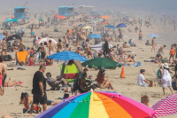 California: miles de personas llenaron las playas, a pesar de la cuarentena