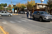 Dos autos chocaron en una esquina con semáforos en el centro sanjuanino