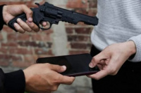 A punta de revólver, le robaron el celular a un joven en el barrio Capitán Lazo