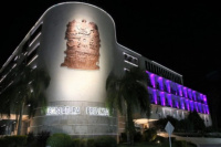 El Edificio Legislativo iluminado violeta