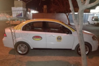 Una pareja se subió a un taxi y le robaron todo al conductor