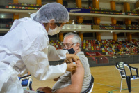 En San Juan, comenzaron a vacunar al personal de salud mayor a 60 años