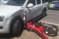 Un choque entre una camioneta y una moto dejó a un joven hospitalizado con varias fracturas 