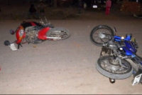 Dos motos chocaron y una mujer está grave 