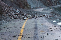 Vialidad Nacional cerró el paso de agua negra por desprendimiento de rocas y aludes