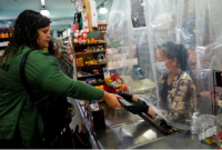 Dos supermercados chinos fueron clausurados por vender productos en mal estado