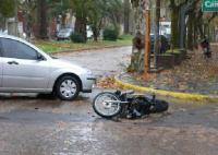 Viajaba de acompañante en una moto, los chocó un auto y terminó en el hospital 