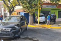 Fuerte choque en Capital: auto destrozó una verdulería y casi entró a una pescadería