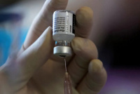 Pfizer pide aplicar a todos los adultos una tercera dosis de su vacuna
