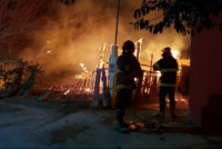 Feroz incendio arrasó con una casa de adobe en Villa Hipódromo