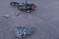 Un motociclista chocó contra un auto y está grave