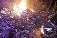 Arreglaba la moto, se le prendió fuego y los bomberos debieron sofocar las llamas