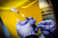 Una nueva vacuna Oxford/AstraZeneca protegería contra la variante Ómicron 