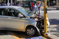 Un auto chocó contra un semáforo en una transitada esquina céntrica