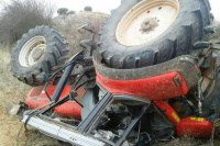 Una nena de 10 años quedó grave tras volcar el tractor que manejaba