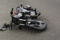Perdieron el control de su moto y cayeron brutalmente: uno de ellos presenta una grave fractura